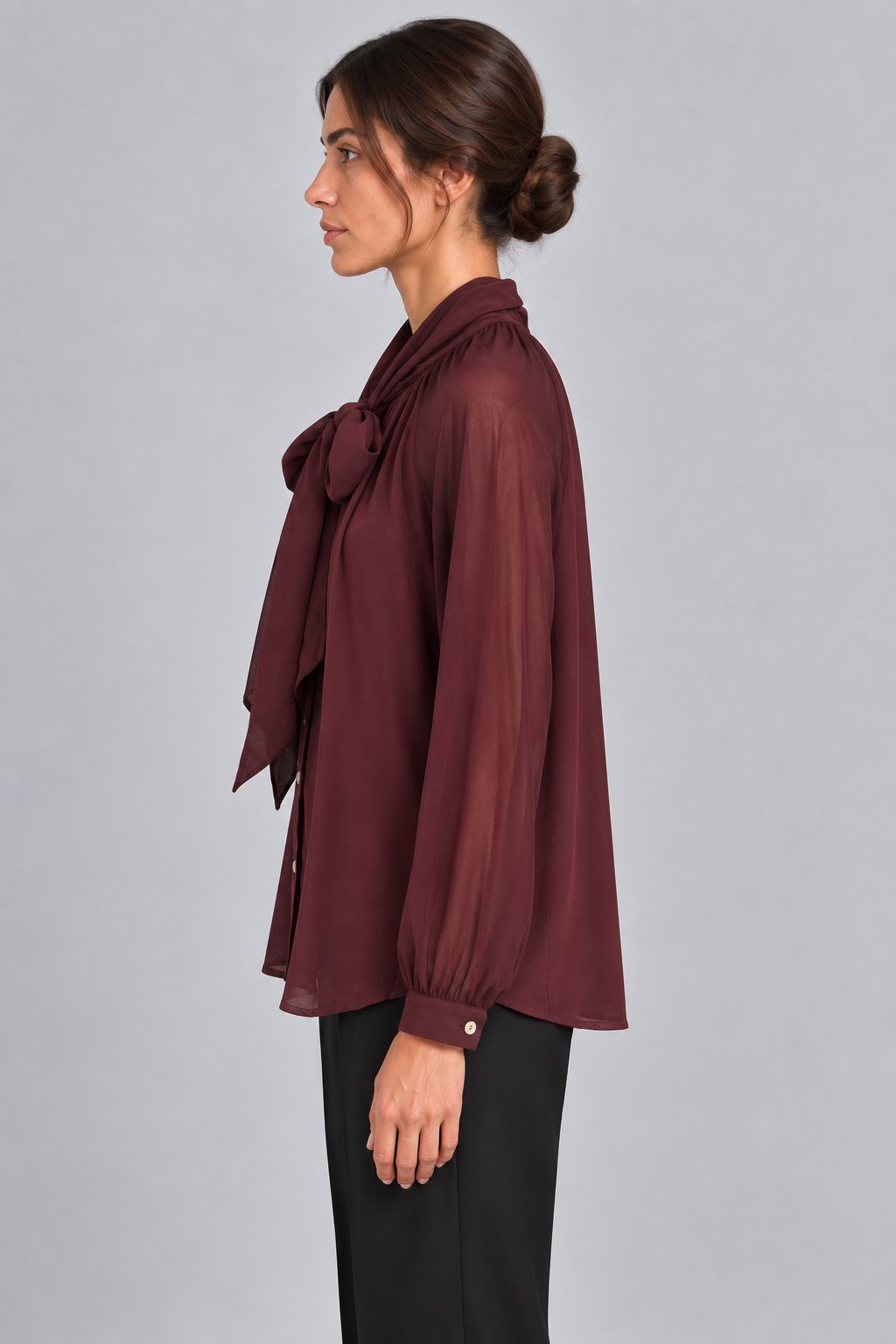 Blusa bordeaux con fiocco al collo