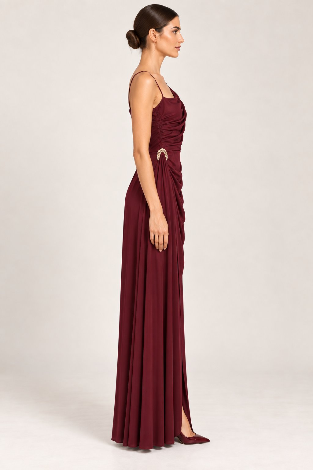Abito lungo drappeggiato con gioiello bordeaux