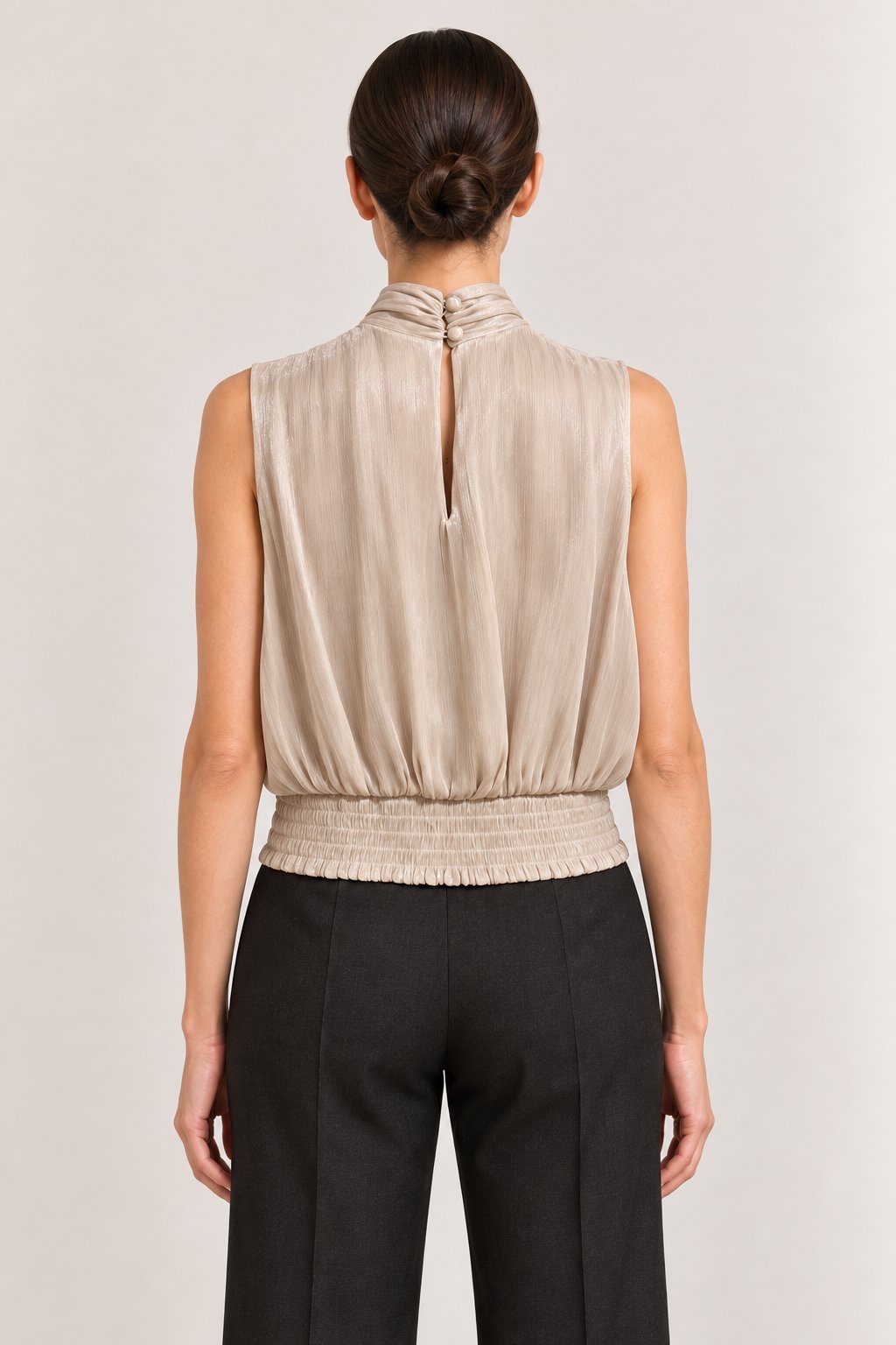 Blusa smanicata con fiocco champagne