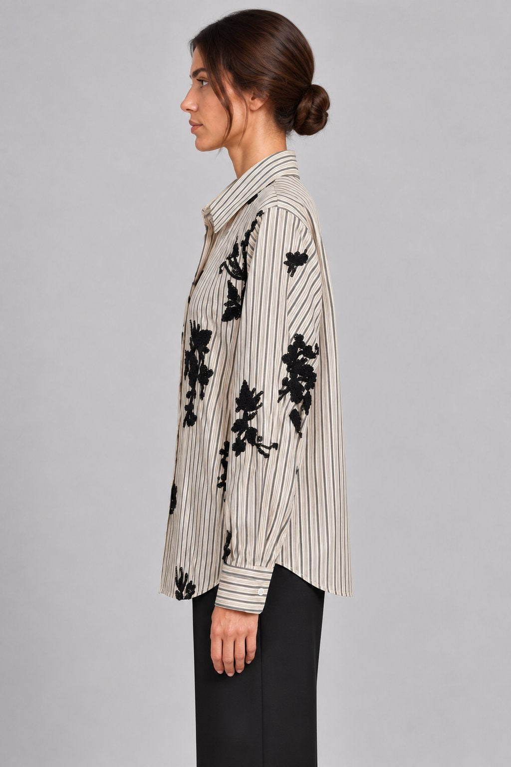 Camicia a righe con applicazioni floreali in paillettes