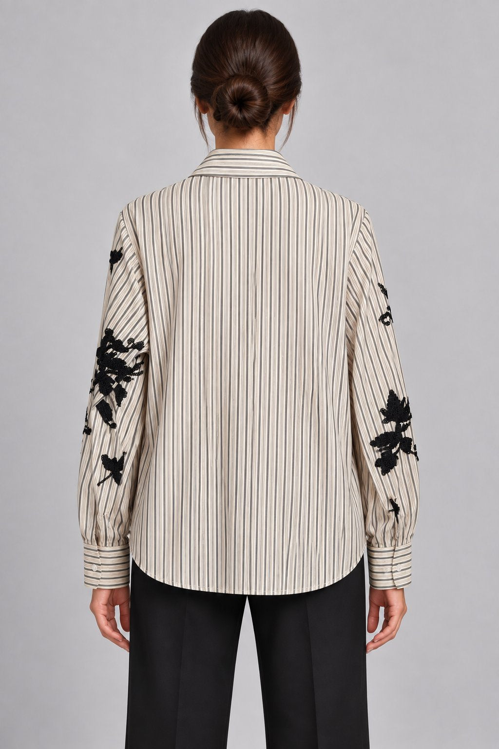 Camicia a righe con applicazioni floreali in paillettes