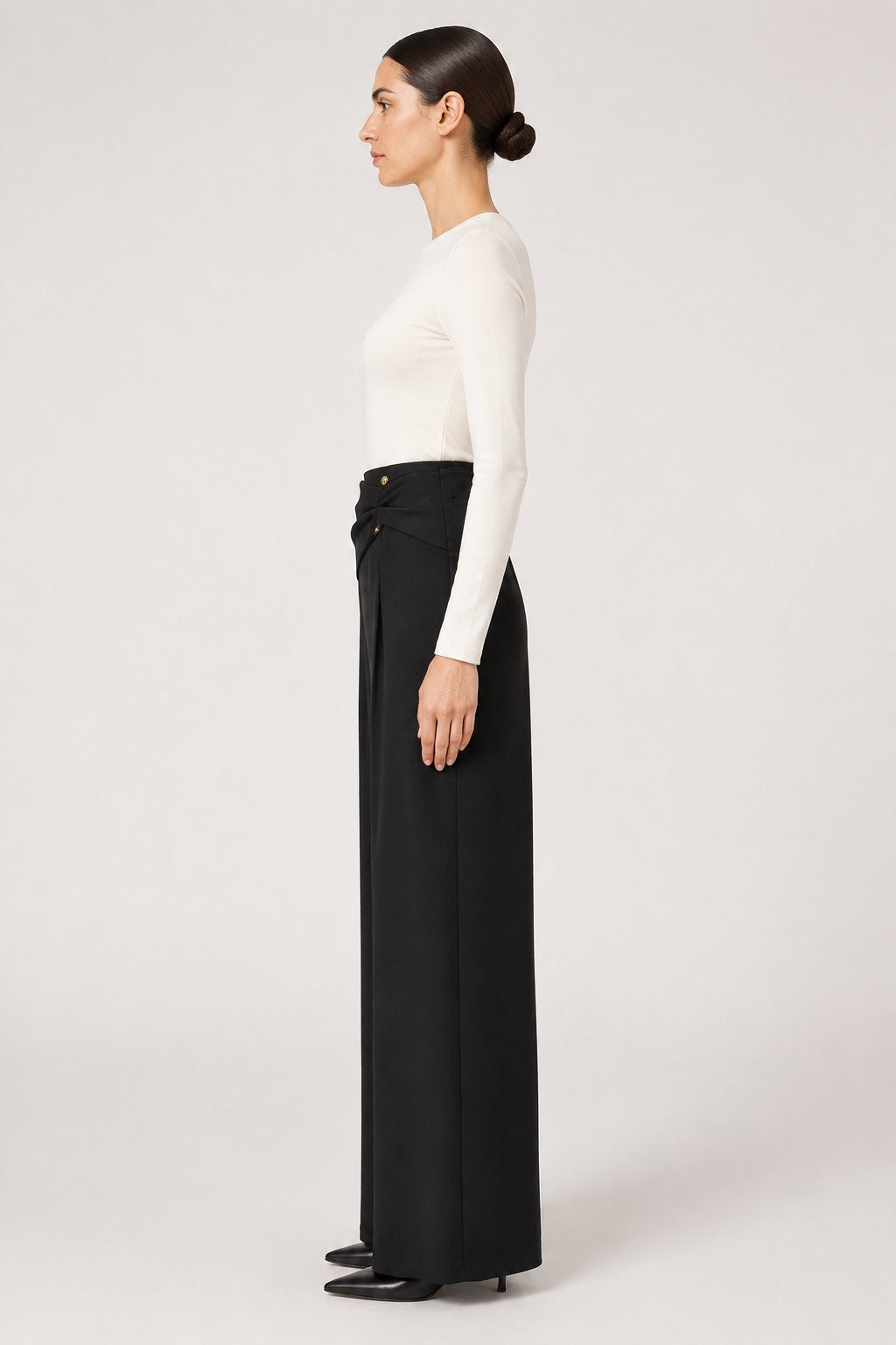 Pantalone palazzo drappeggiato nero con dettagli oro