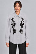 Camicia a righe con ricamo floreale nero