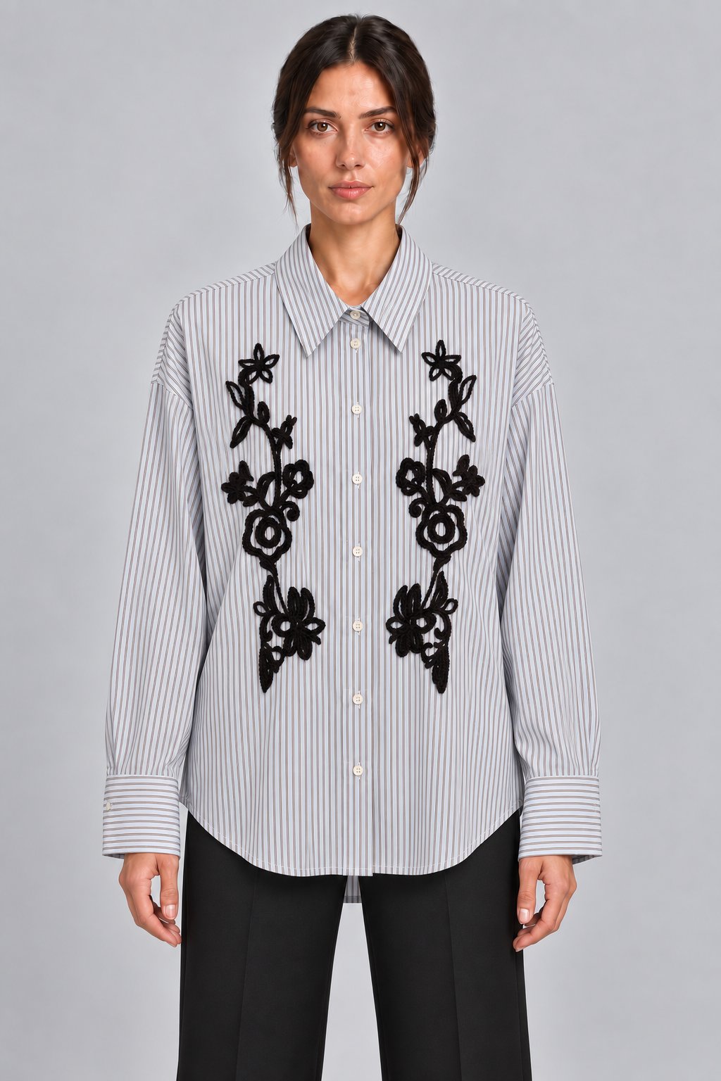 Camicia a righe con ricamo floreale nero