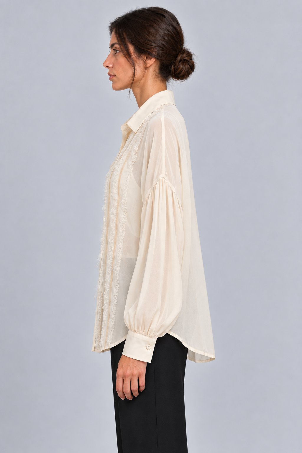 Camicia avorio con dettagli sfrangiati