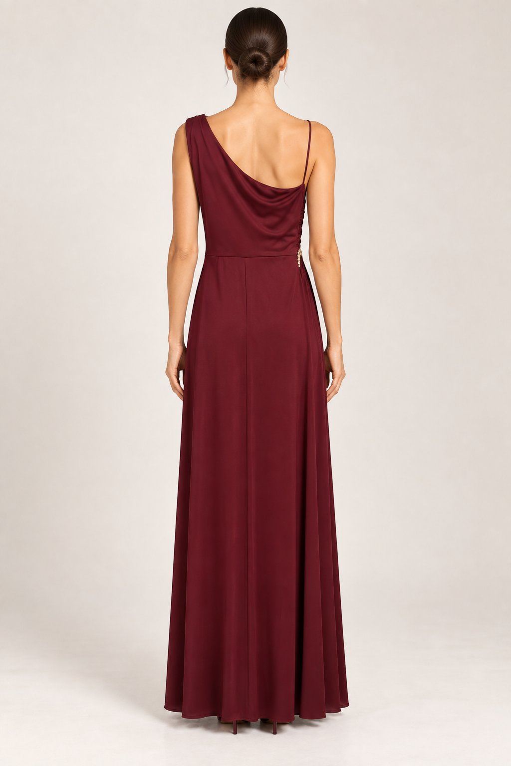 Abito lungo drappeggiato con gioiello bordeaux