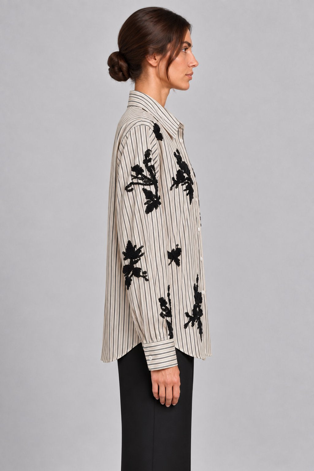 Camicia a righe con applicazioni floreali in paillettes