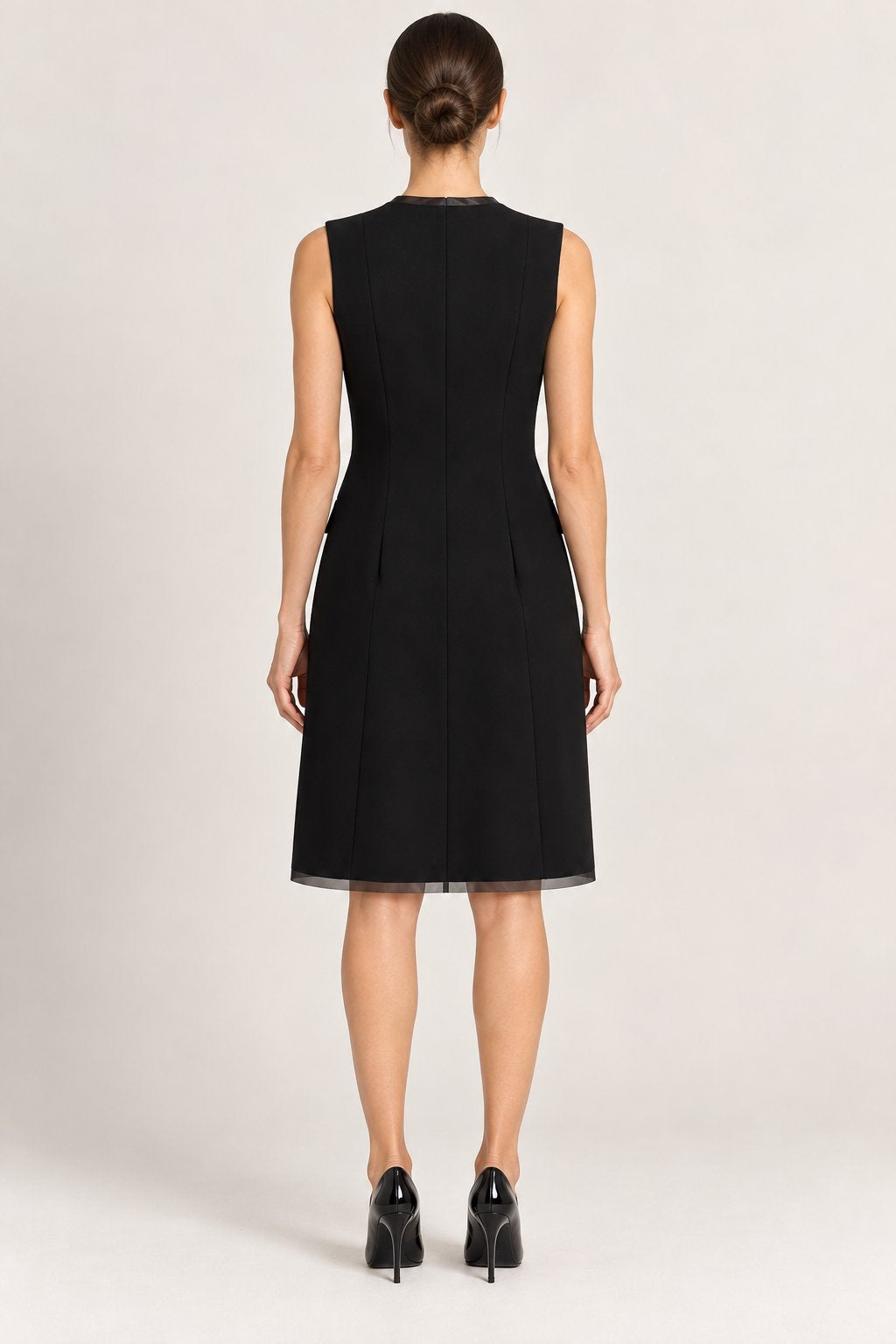 Abito gilet nero con bottoni gioiello