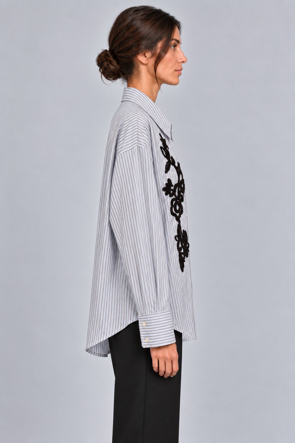 Camicia a righe con ricamo floreale nero