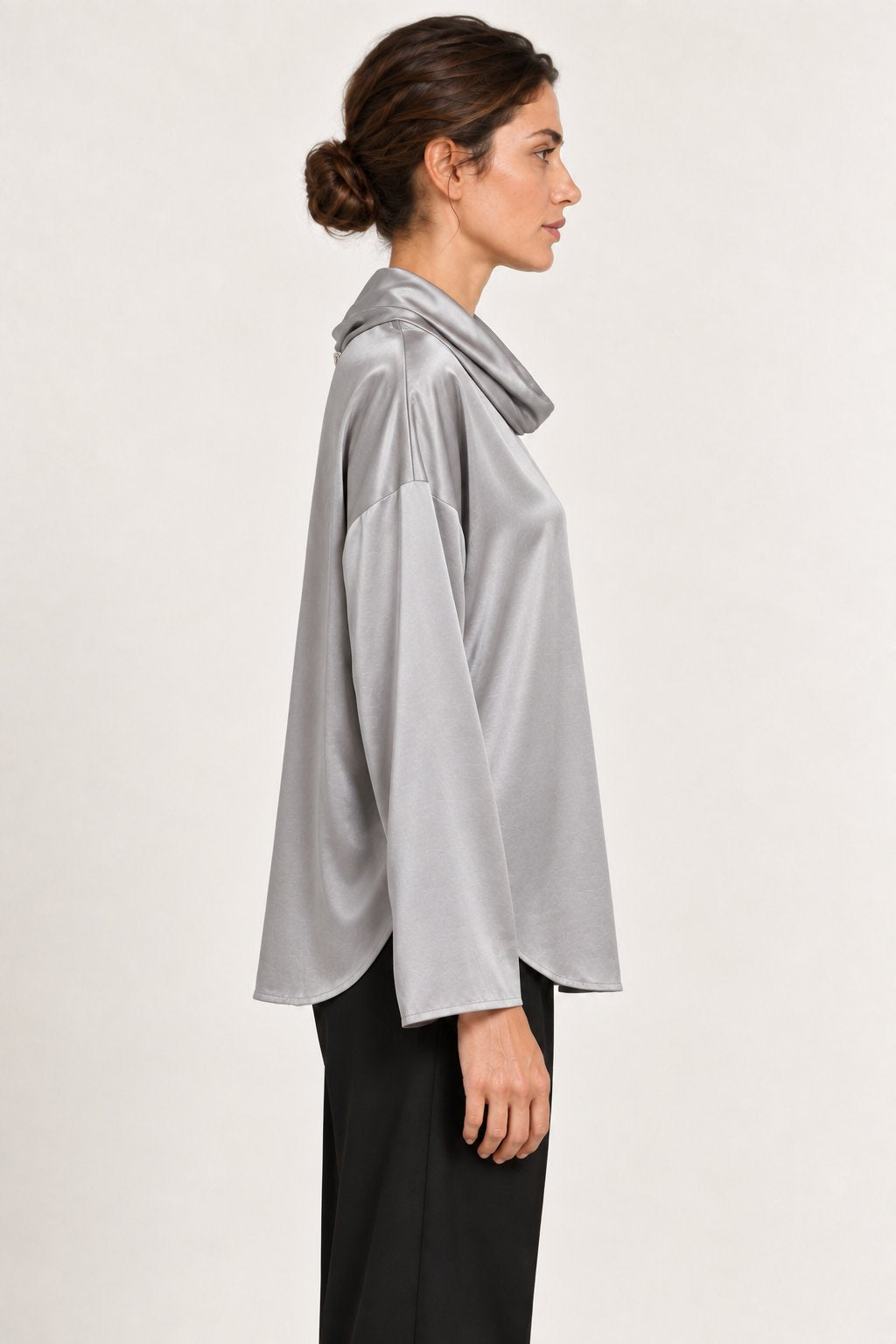 Blusa satinata con collo drappeggiato grigio perla