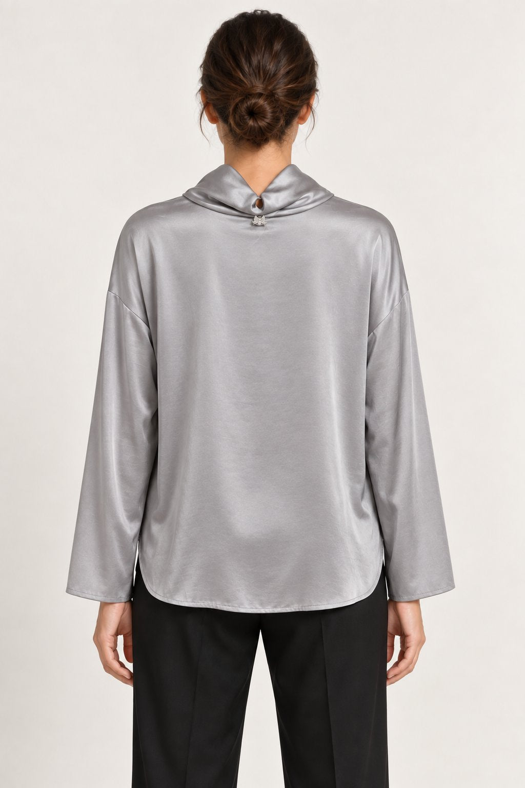 Blusa satinata con collo drappeggiato grigio perla