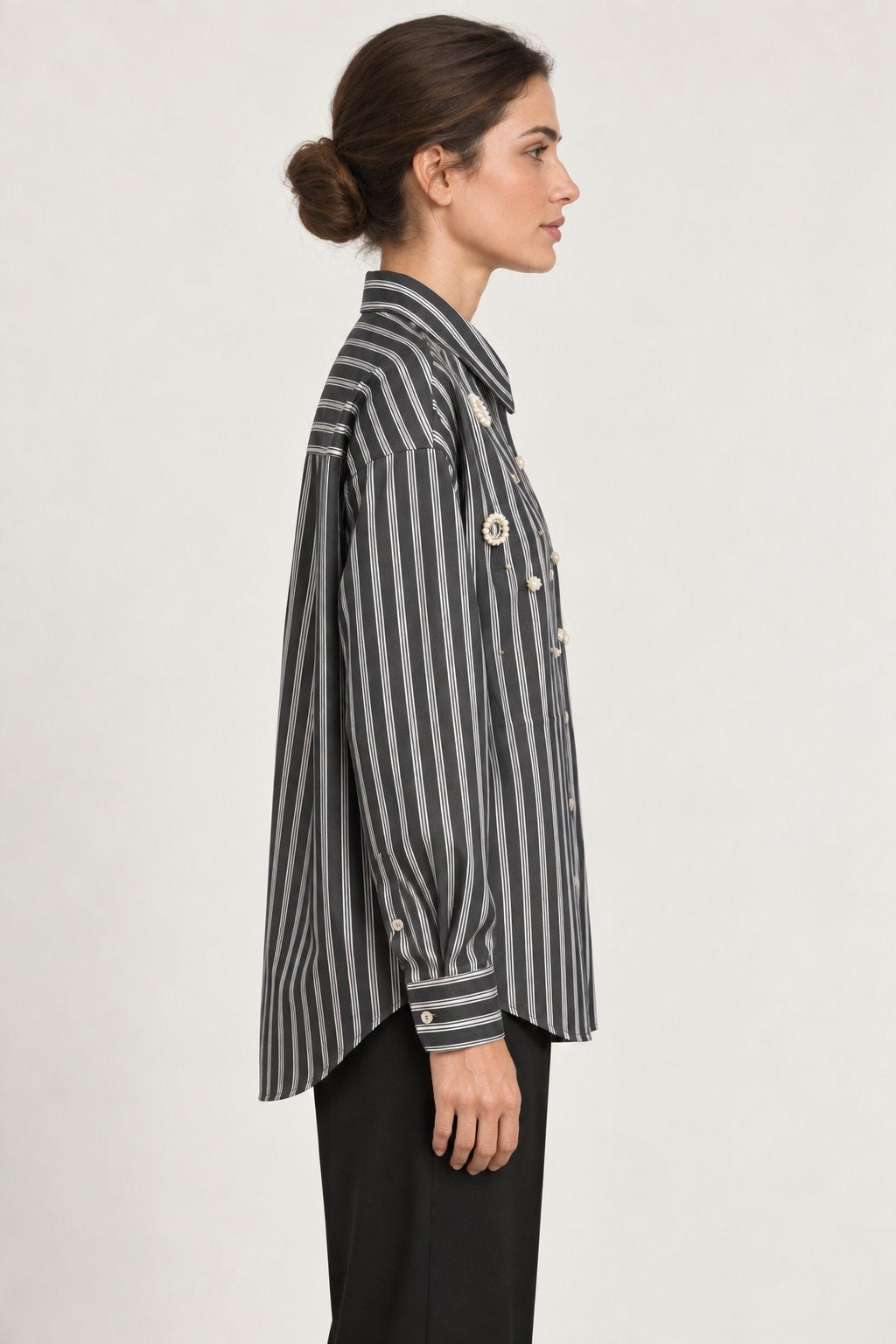 Camicia gessata con applicazioni gioiello