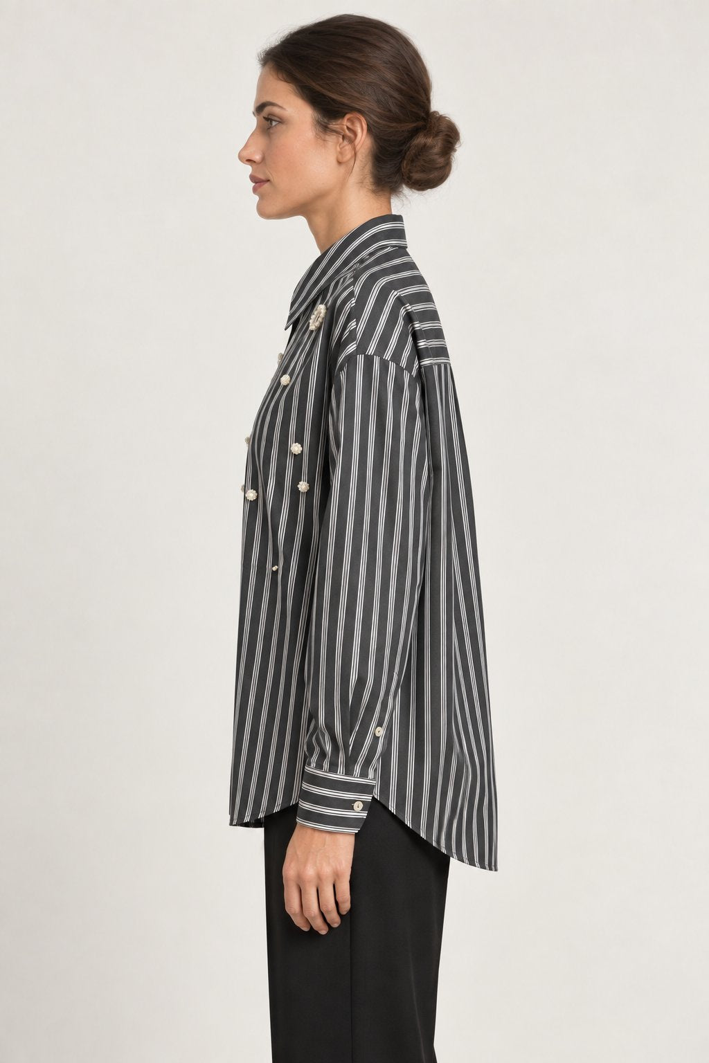 Camicia gessata con applicazioni gioiello