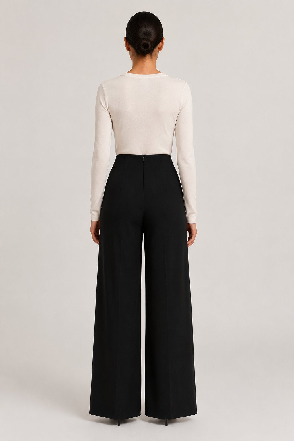 Pantalone palazzo drappeggiato nero con dettagli oro