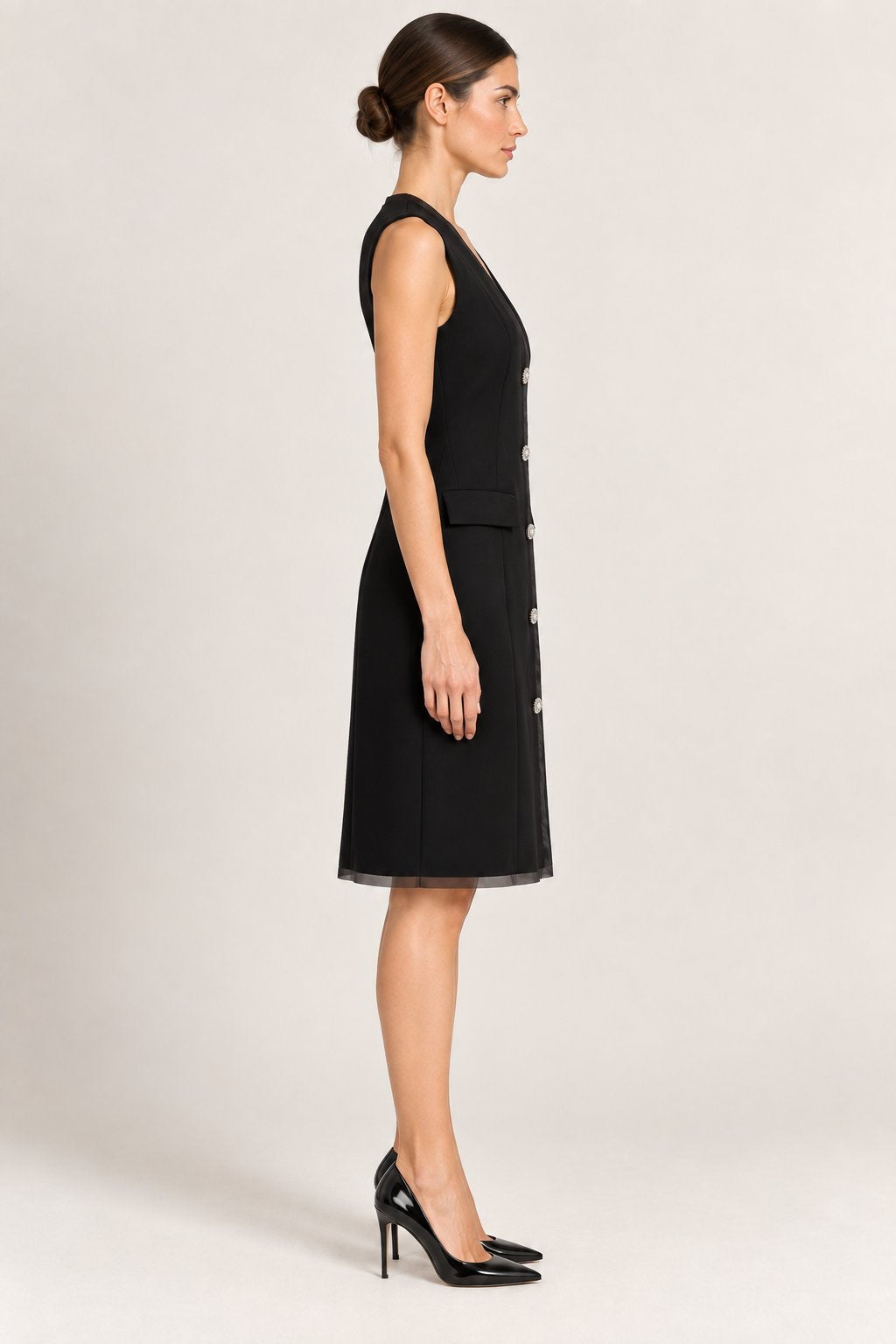 Abito gilet nero con bottoni gioiello