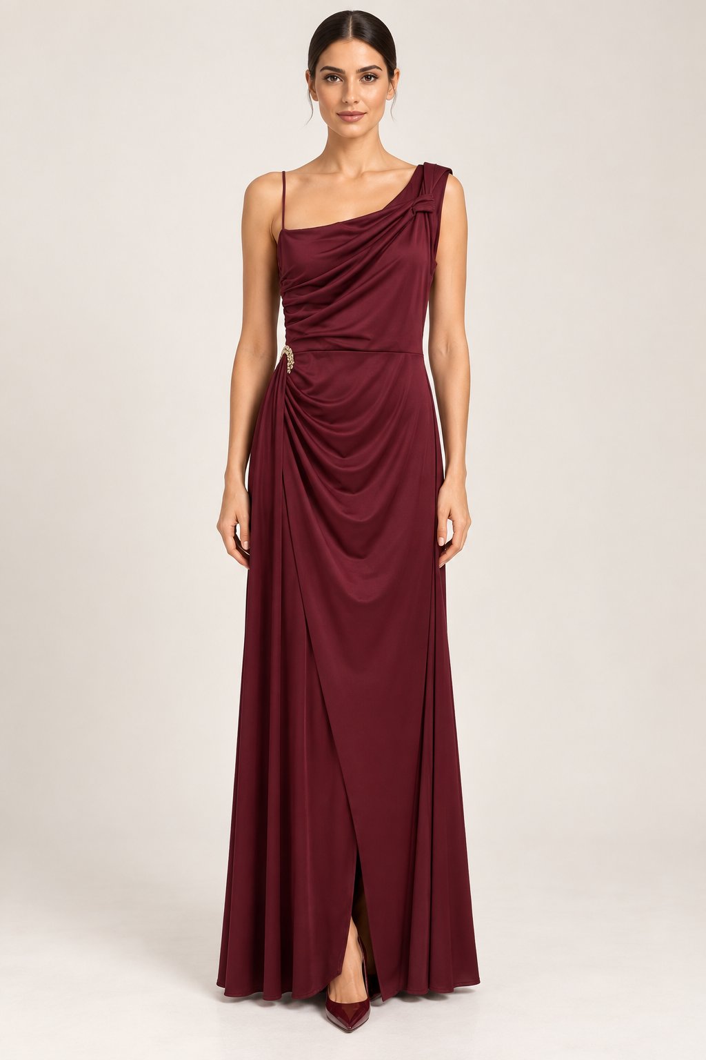 Abito lungo drappeggiato con gioiello bordeaux