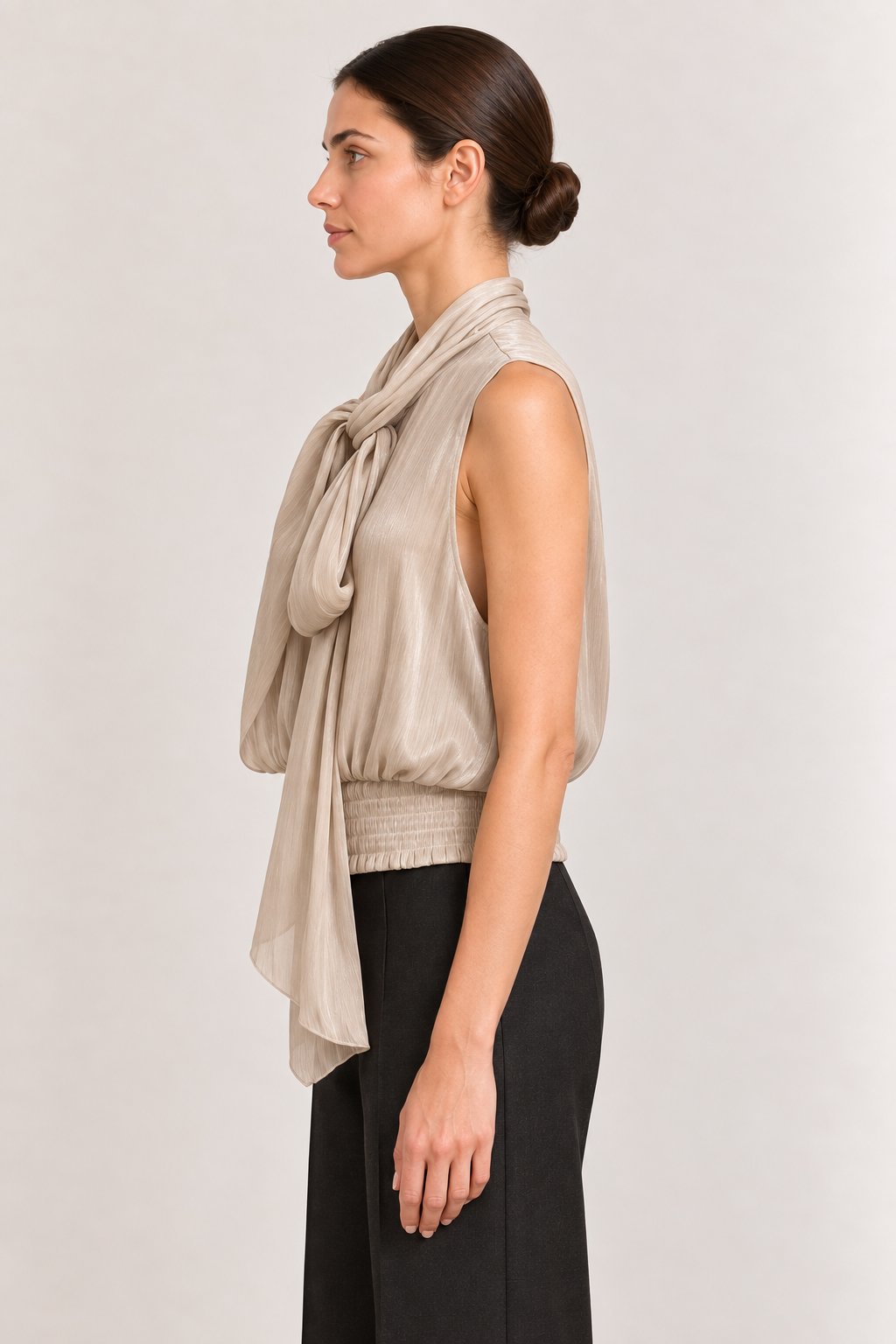 Blusa smanicata con fiocco champagne