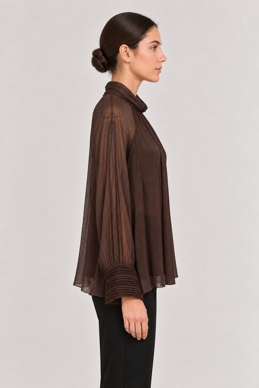 Blusa marrone con polsini plissettati