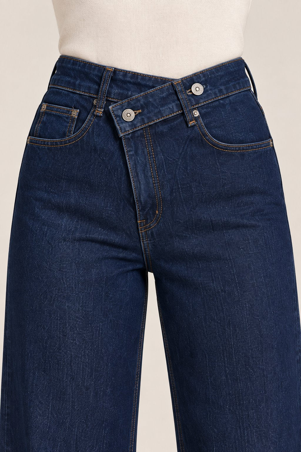 Jeans palazzo con cintura incrociata blu scuro