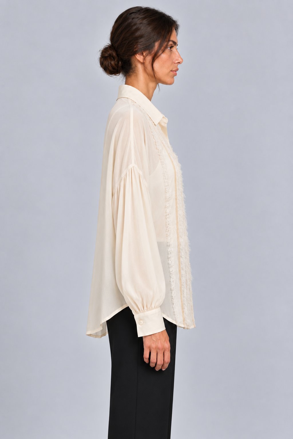 Camicia avorio con dettagli sfrangiati
