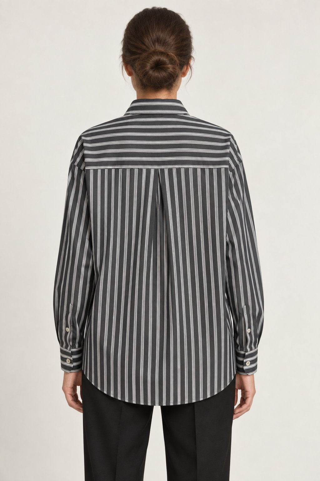 Camicia gessata con applicazioni gioiello