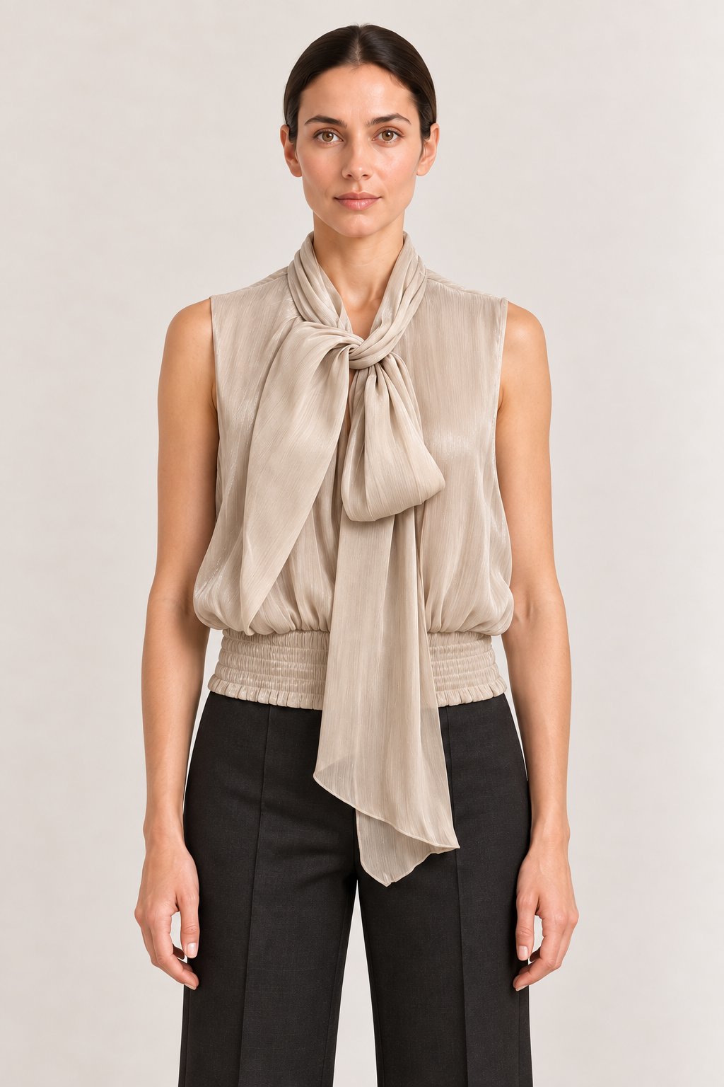Blusa smanicata con fiocco champagne