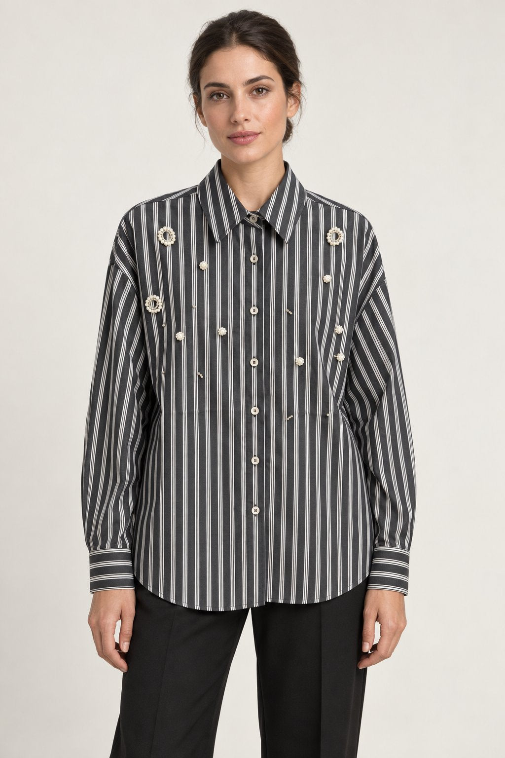 Camicia gessata con applicazioni gioiello