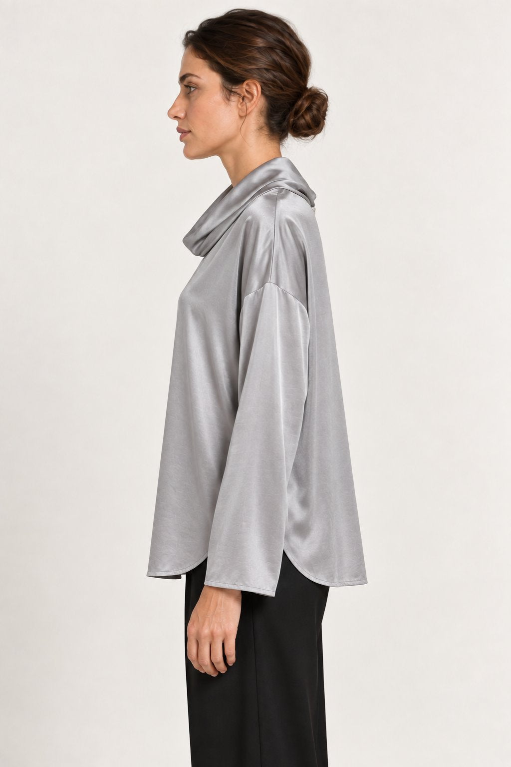 Blusa satinata con collo drappeggiato grigio perla