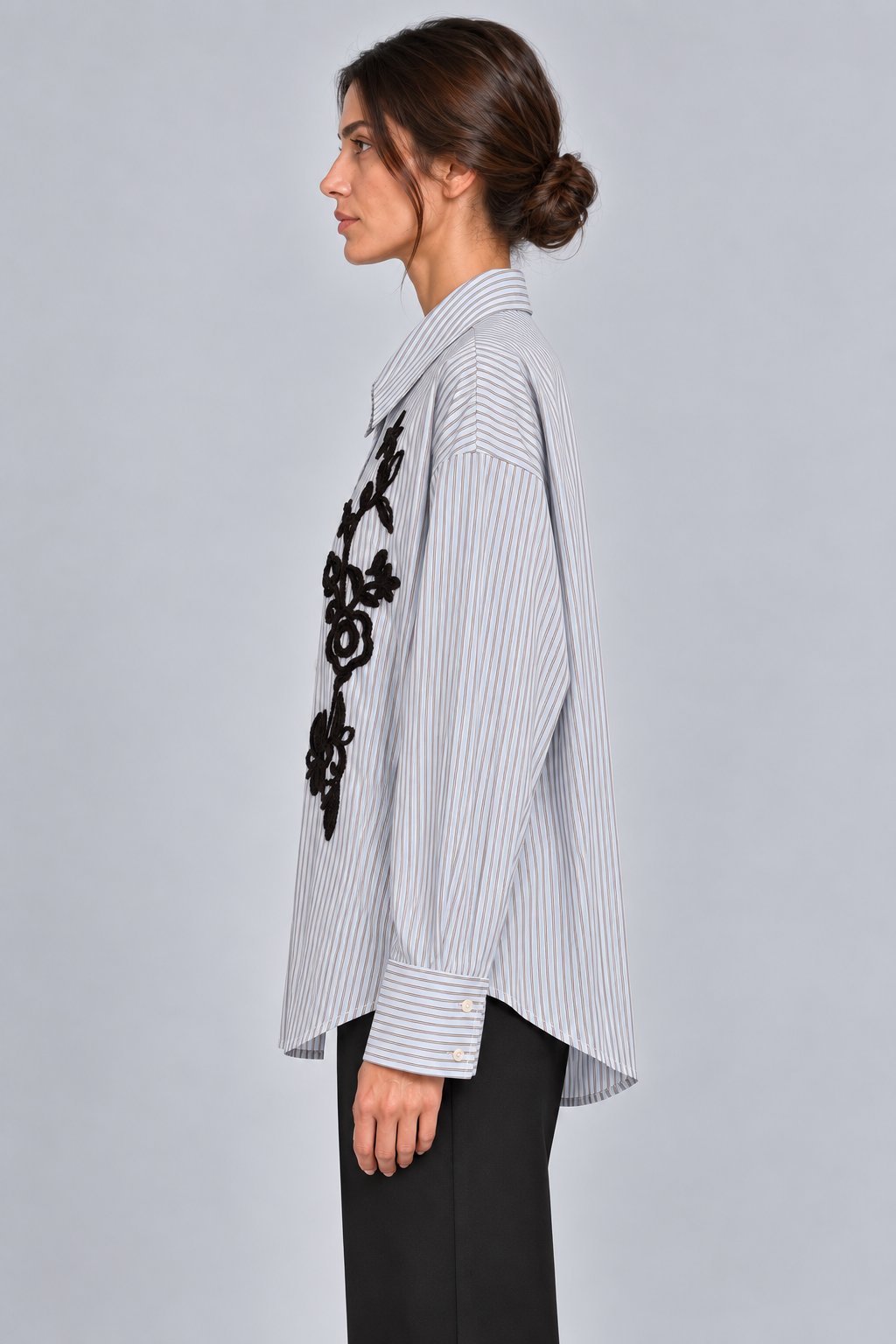 Camicia a righe con ricamo floreale nero
