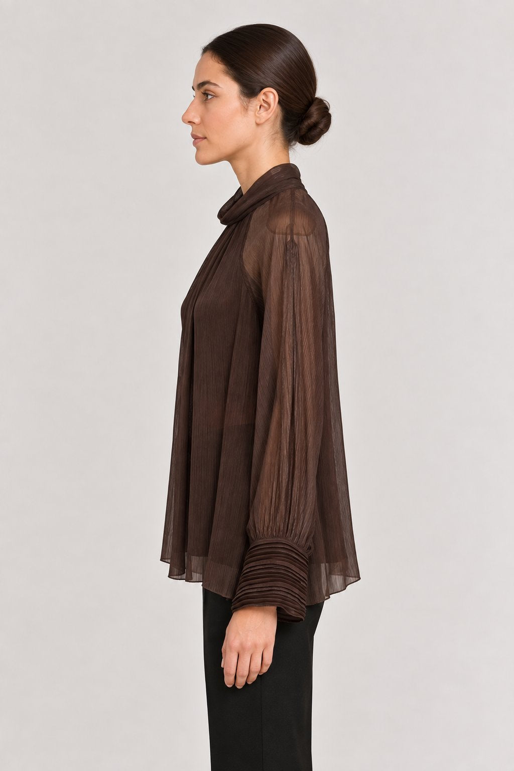 Blusa marrone con polsini plissettati