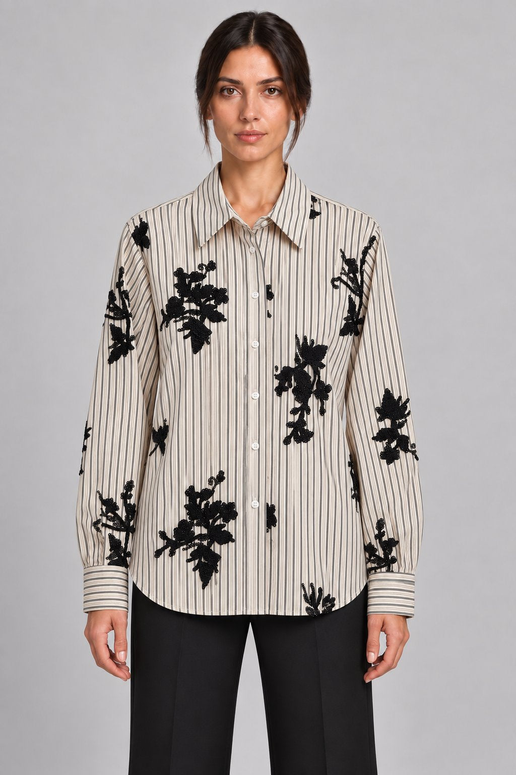 Camicia a righe con applicazioni floreali in paillettes