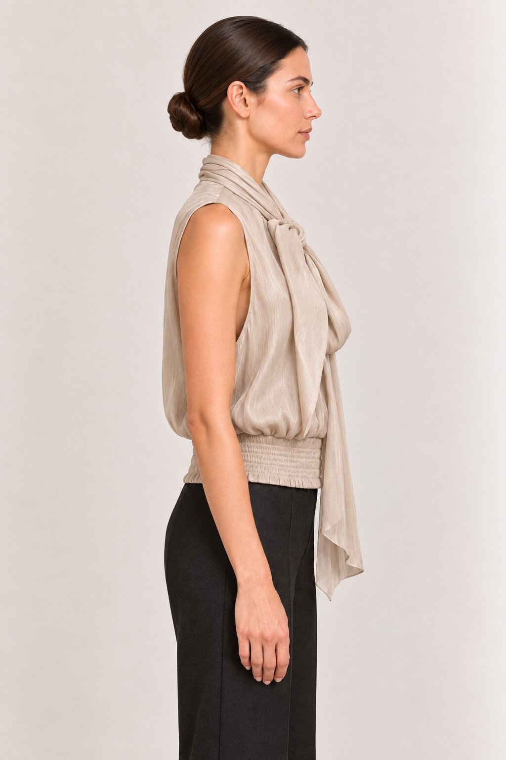 Blusa smanicata con fiocco champagne