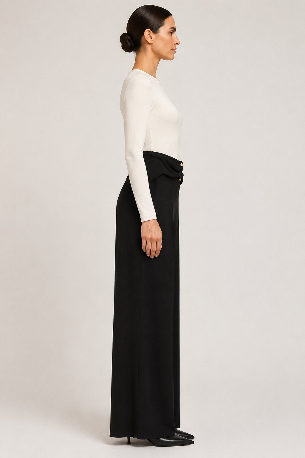 Pantalone palazzo drappeggiato nero con dettagli oro