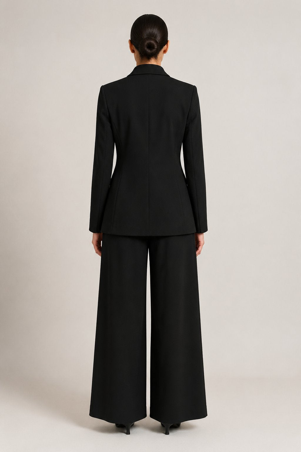 Pantalone palazzo drappeggiato nero con dettagli oro