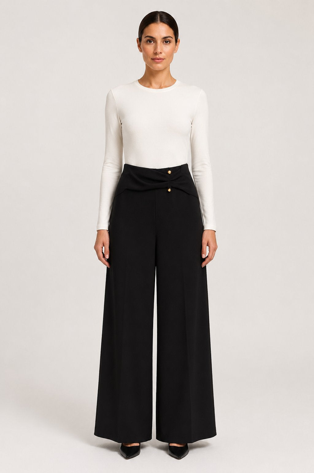 Pantalone palazzo drappeggiato nero con dettagli oro